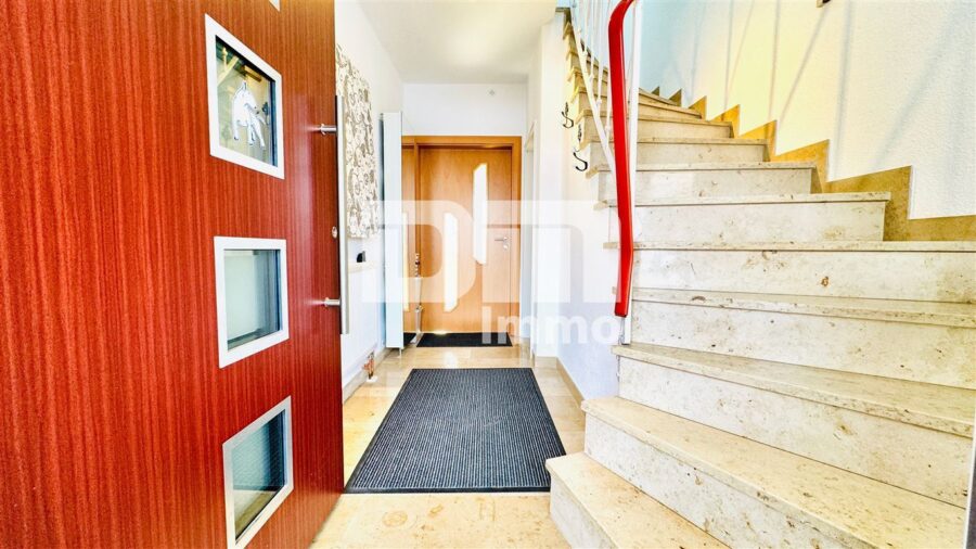 Umfangreich saniertes Ein- bis Zweifamilienhaus in idyllischer Ortsrandlage - EG Windfang / Treppenaufgang